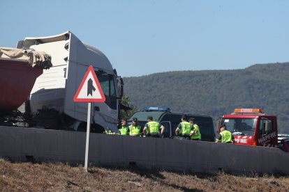 El accidente le ha costado la vida a tres personas y otras dos han resultado heridas.