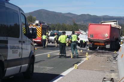 El accidente le ha costado la vida a tres personas y otras dos han resultado heridas.