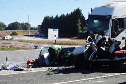 El accidente le ha costado la vida a tres personas y otras dos han resultado heridas.