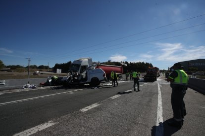 El accidente le ha costado la vida a tres personas y otras dos han resultado heridas.