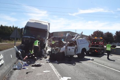 El accidente le ha costado la vida a tres personas y otras dos han resultado heridas.