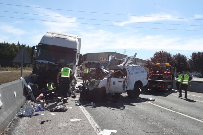 El accidente le ha costado la vida a tres personas y otras dos han resultado heridas.