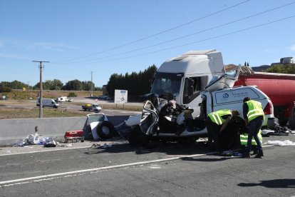 El accidente le ha costado la vida a tres personas y otras dos han resultado heridas.