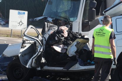 El accidente le ha costado la vida a tres personas y otras dos han resultado heridas.