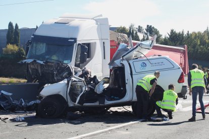 El accidente le ha costado la vida a tres personas y otras dos han resultado heridas.