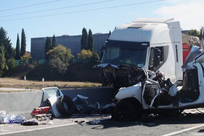 El accidente le ha costado la vida a tres personas y otras dos han resultado heridas.