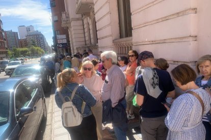 Colas para apuntarse a las actividades de mayores.