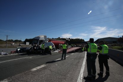 El accidente le ha costado la vida a tres personas y otras dos han resultado heridas.