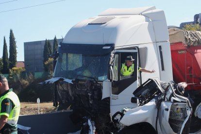 El accidente le ha costado la vida a tres personas y otras dos han resultado heridas.