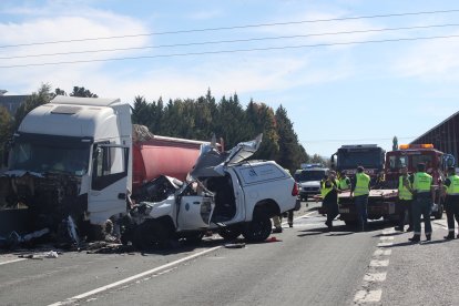 El accidente le ha costado la vida a tres personas y otras dos han resultado heridas.