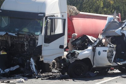 El accidente le ha costado la vida a tres personas y otras dos han resultado heridas.