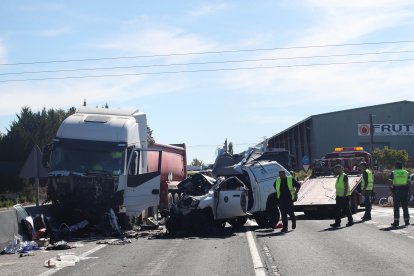 El accidente le ha costado la vida a tres personas y otras dos han resultado heridas.