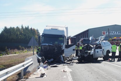 El accidente le ha costado la vida a tres personas y otras dos han resultado heridas.