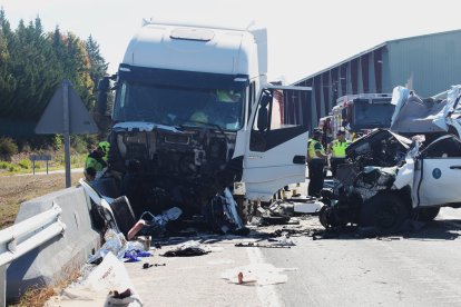 El accidente le ha costado la vida a tres personas y otras dos han resultado heridas.