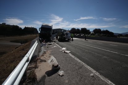 El accidente le ha costado la vida a tres personas y otras dos han resultado heridas.