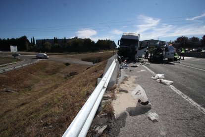 El accidente le ha costado la vida a tres personas y otras dos han resultado heridas.