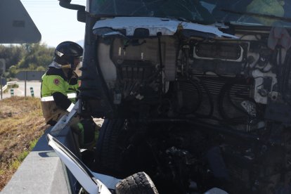 El accidente le ha costado la vida a tres personas y otras dos han resultado heridas.