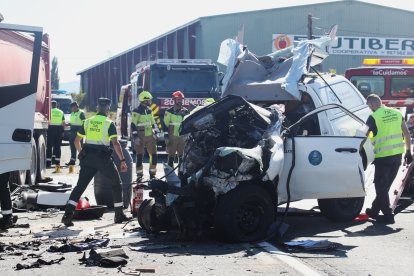 El accidente le ha costado la vida a tres personas y otras dos han resultado heridas.