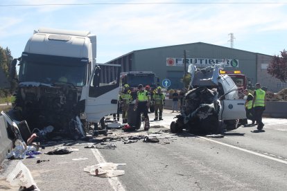 El accidente le ha costado la vida a tres personas y otras dos han resultado heridas.