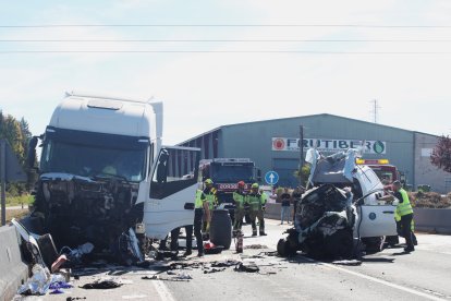 El accidente le ha costado la vida a tres personas y otras dos han resultado heridas.