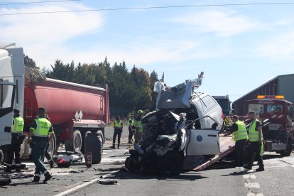 El accidente le ha costado la vida a tres personas y otras dos han resultado heridas.