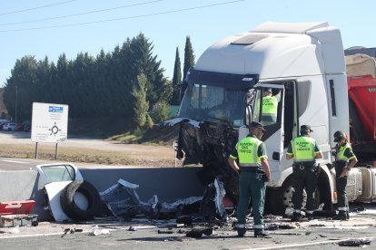 El accidente le ha costado la vida a tres personas y otras dos han resultado heridas.