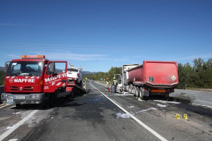 El accidente le ha costado la vida a tres personas y otras dos han resultado heridas.