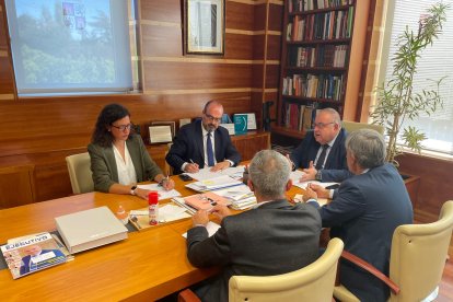 El consejero de Sanidad reunido con el alcalde de Ponferrada y otros representantes municipales de la Consejería.