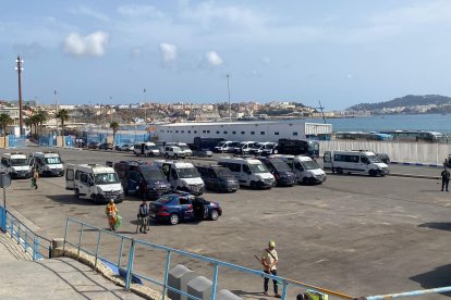 Vista del lado marroquí de la frontera del Tarajal este lunes. La ciudad de Fnideq (Castillejos) y la frontera adyacente con Ceuta amanecieron este lunes en calma después de una noche de detenciones de migrantes en las calles de la localidad marroquí. Según constató EFE, la tranquilidad reinaba a las 6.00 horas locales (7:00 GMT) en el paso fronterizo del Tarajal entre Marruecos y España, donde este domingo se vivieron momentos de tensión con el intento de cruce de la frontera de decenas de jóvenes, la mayoría marroquíes, convocados por redes sociales.- EFE/ Fatima Zohra Bouaziz