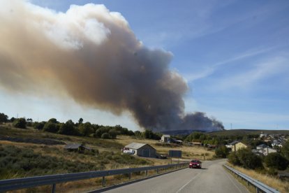 El incendio avanza hacia el Bierzo.