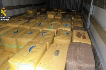 La Guardia Civil ha detenido a cuatro personas la madrugada del pasado lunes por intentar alijar 138 fardos de hachís, con un peso aproximado de 5.400 kilos, en la desembocadura del río Guadalquivir.EFE/ Guardia Civil SOLO USO EDITORIAL/SOLO DISPONIBLE PARA ILUSTRAR LA NOTICIA QUE ACOMPAÑA (CRÉDITO OBLIGATORIO)