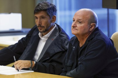 El acusado por la muerte de Juana Canal (d), y su abogado Juan Luis Salgado, este martes en la Audiencia Provincial de Madrid, que sigue con la declaración del acusado el juicio contra Jesús Pradales por la muerte de Juana Canal, por el que la Fiscalía y la acusación particular piden para él 15 años de cárcel.-EFE/ Sergio Pérez