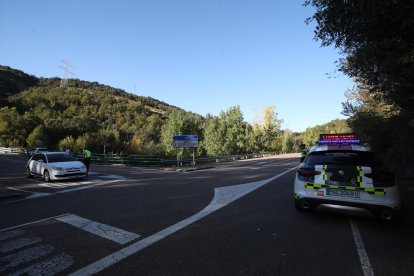 Control de la Guardia Civil para que no pasen los coches hacia los pueblos confinados.