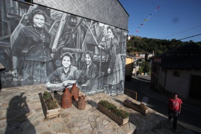 Juanjo, otro vecino de Almagarinos, junto al mural que recuerda a las mujeres mineras del pueblo.