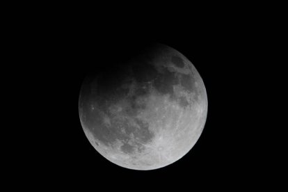 Fotografía de la luna llena durante el eclipse parcial lunar en Santo Domingo (República Dominicana).