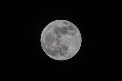 Fotografía de la luna llena previa al eclipse parcial lunar este martes, en Caracas (Venezuela).