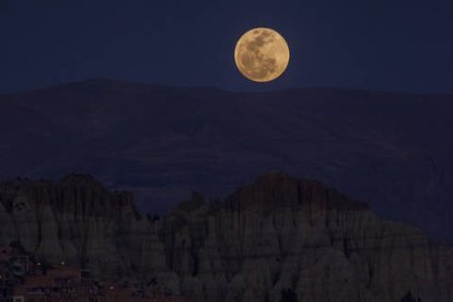 Fotografía de la luna llena previa al eclipse parcial lunar en La Paz (Bolivia).