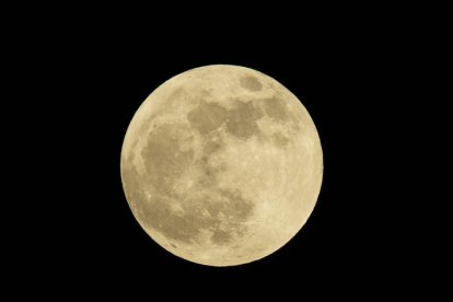 Fotografía de la luna llena previa al eclipse parcial lunar en Santo Domingo (República Dominicana).