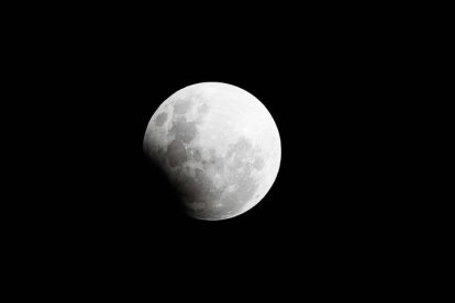 Fotografía que muestra el eclipse lunar parcial en Asunción (Paraguay).