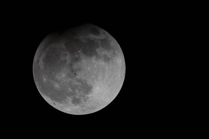 Fotografía que muestra el eclipse lunar parcial en Ciudad de Panamá (Panamá).