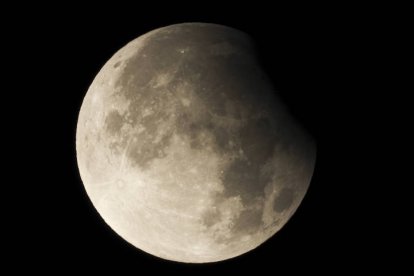 Fotografía de la luna llena durante el eclipse parcial lunar este martes, en Santiago de Compostela.