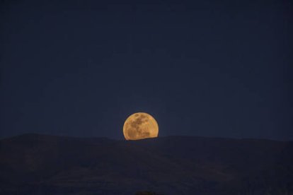 Fotografía de la luna llena previa al eclipse parcial lunar en La Paz (Bolivia).