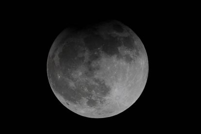 Fotografía que muestra el eclipse lunar parcial en Ciudad de Panamá (Panamá).