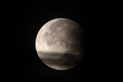 La superluna y el eclipse lunar visto desde Estambul.