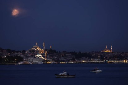 Eclipse de luna en Estambul.