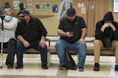 Algunos de los acusados de violar a Gisele Pelicot, en el banquillo en los tribunales de Aviñon, Francia. EFE/ Edgar Sapiña Manchado