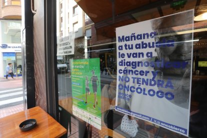 Uno de los carteles de reivindicación de profesionales sanitarios colocado en Ponferrada.