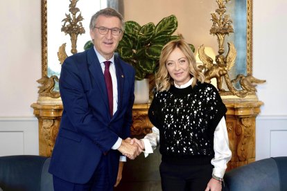 El presidente del Partido Popular y líder de la oposición española, Alberto Núñez Feijóo, se reúne este jueves en Roma con la primera ministra italiana, Giorgia Meloni, para abordar el modelo migratorio del Gobierno italiano, que ha elogiado en varias ocasiones. EFE/ Gobierno De Italia ***SOLO USO EDITORIAL/SOLO DISPONIBLE PARA ILUSTRAR LA NOTICIA QUE ACOMPAÑA (CRÉDITO OBLIGATORIO)***