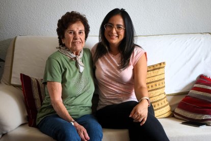 Carmen, una malagueña de 87 años, y Pamela, una estudiante de máster de Ecuador, dos mujeres que comparten piso gracias a una iniciativa de la Universidad de Málaga que ofrece a los jóvenes una habitación gratis a cambio de que hagan compañía a los mayores, les acompañen al médico o les compren medicamentos, posan para EFE. EFE/María Alonso