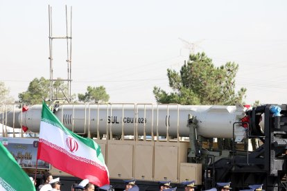 Un camión transporta un misil iraní durante el desfile militar anual que conmemora la invasión iraquí de 1980, en Teherán, Irán, el 21 de septiembre de 2024. EFE/EPA/ABEDIN TAHERKENAREH